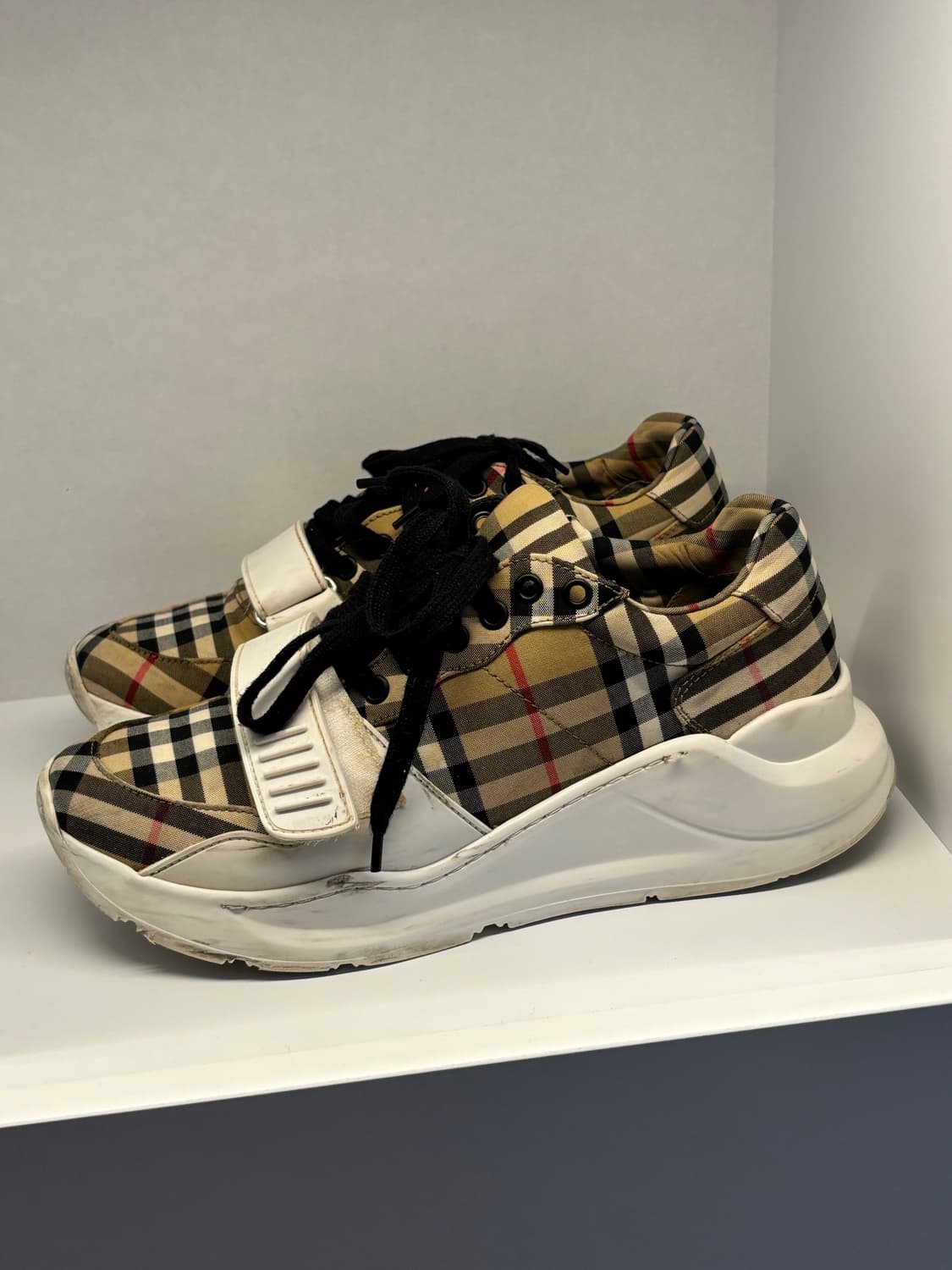 버버리 벨크로 스키커즈 상품이미지1