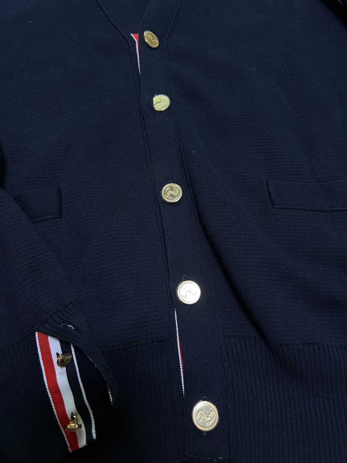 [4size] 톰브라운 밀라노스티치 금장 가디건 네이비 상품이미지4
