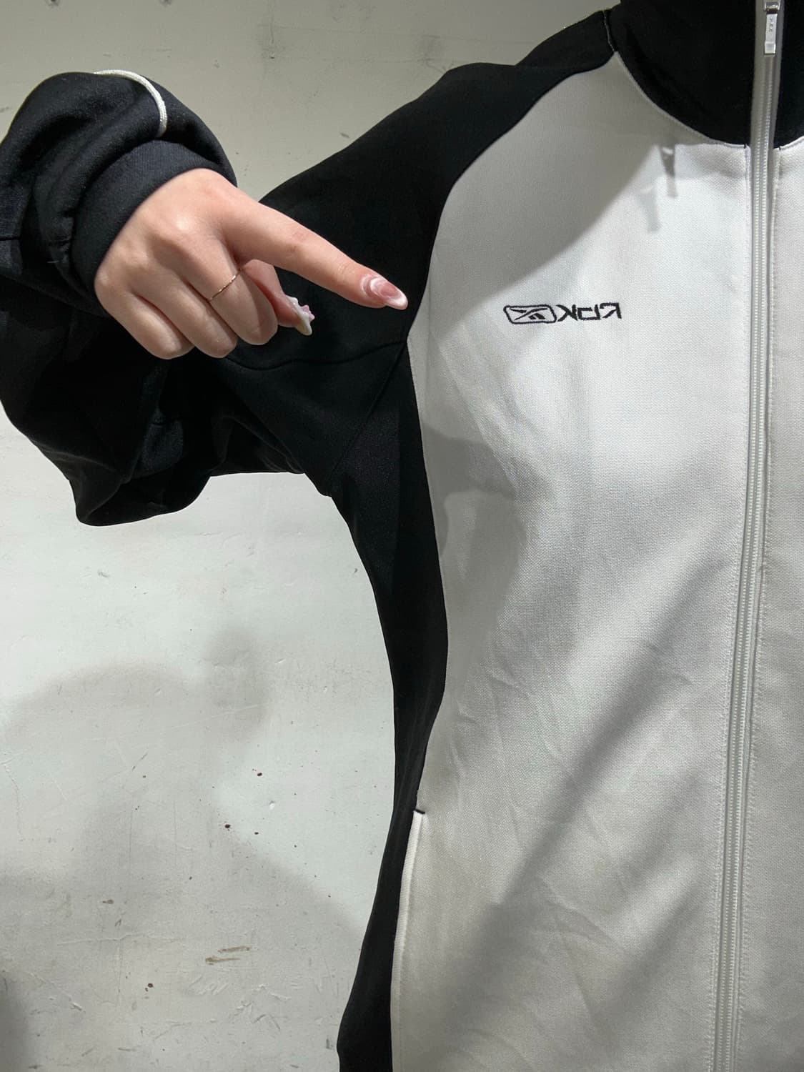 리복 올드스쿨 오버핏 화이트 블랙 배색 트랙탑 져지 L 상품이미지4