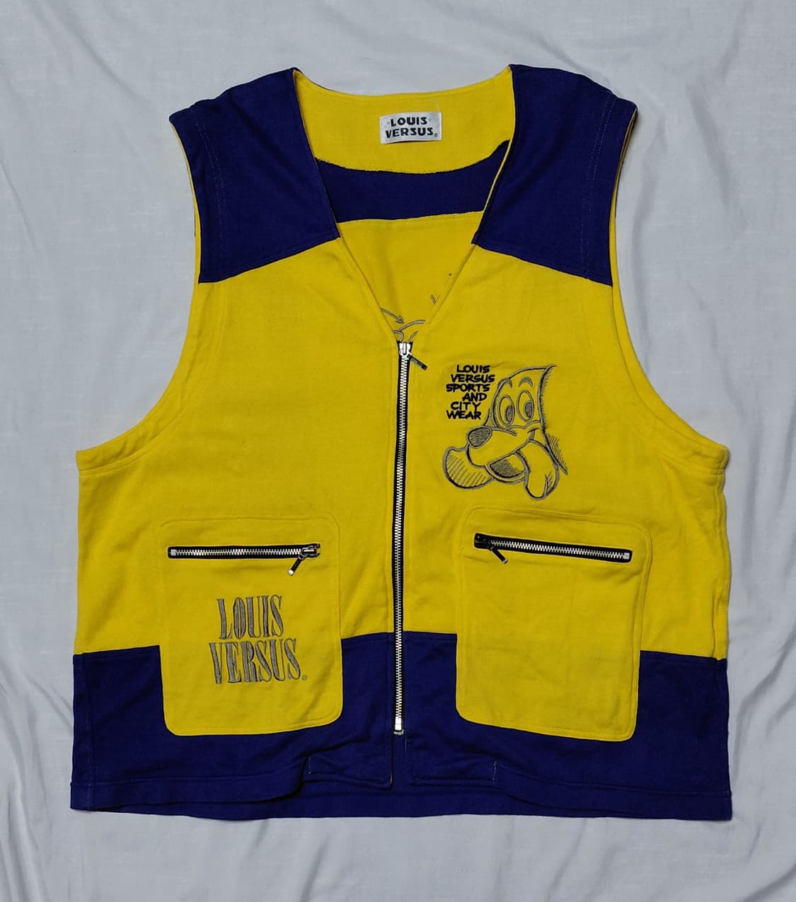 루이 버서스(LOUIS VERSUS) 플루토 캐릭터 자수 니트 베스트 상품이미지1