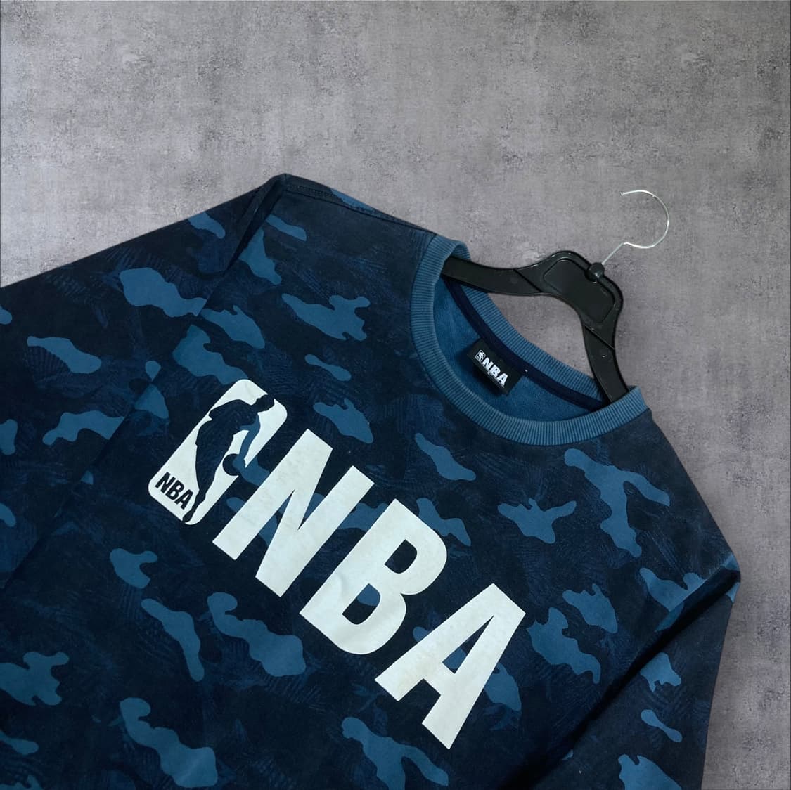 NBA 빅로고 카모플라쥬 네이비 맨투맨 상품이미지2