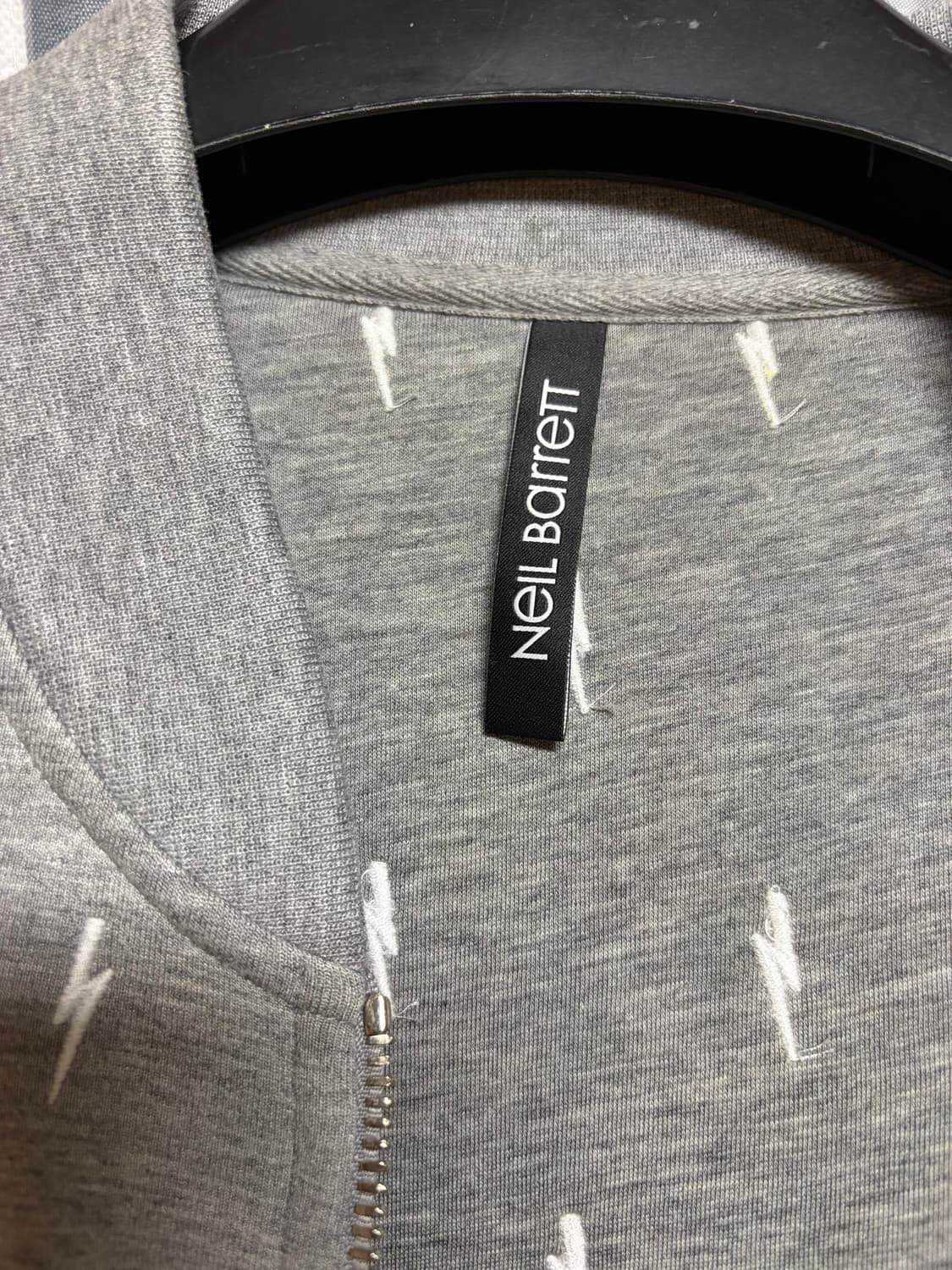 닐바렛 시그니처 스몰 번개 자수 그레이 봄버 재킷 상품이미지3