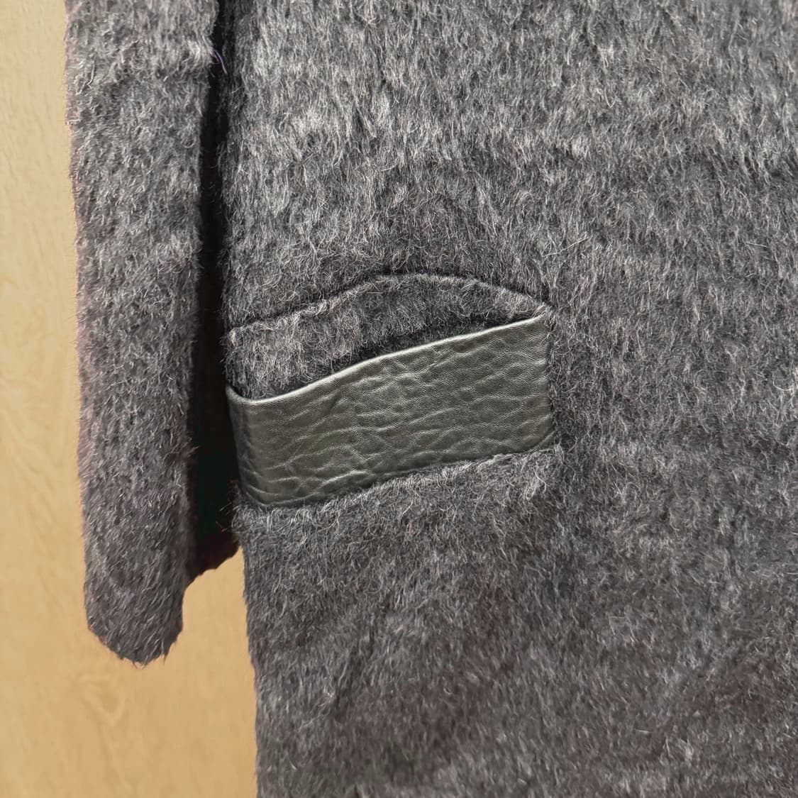 산드로 롱 코트 퍼 텍스처 언밸런스 집업 레더 포켓 디테일 블랙 상품이미지6