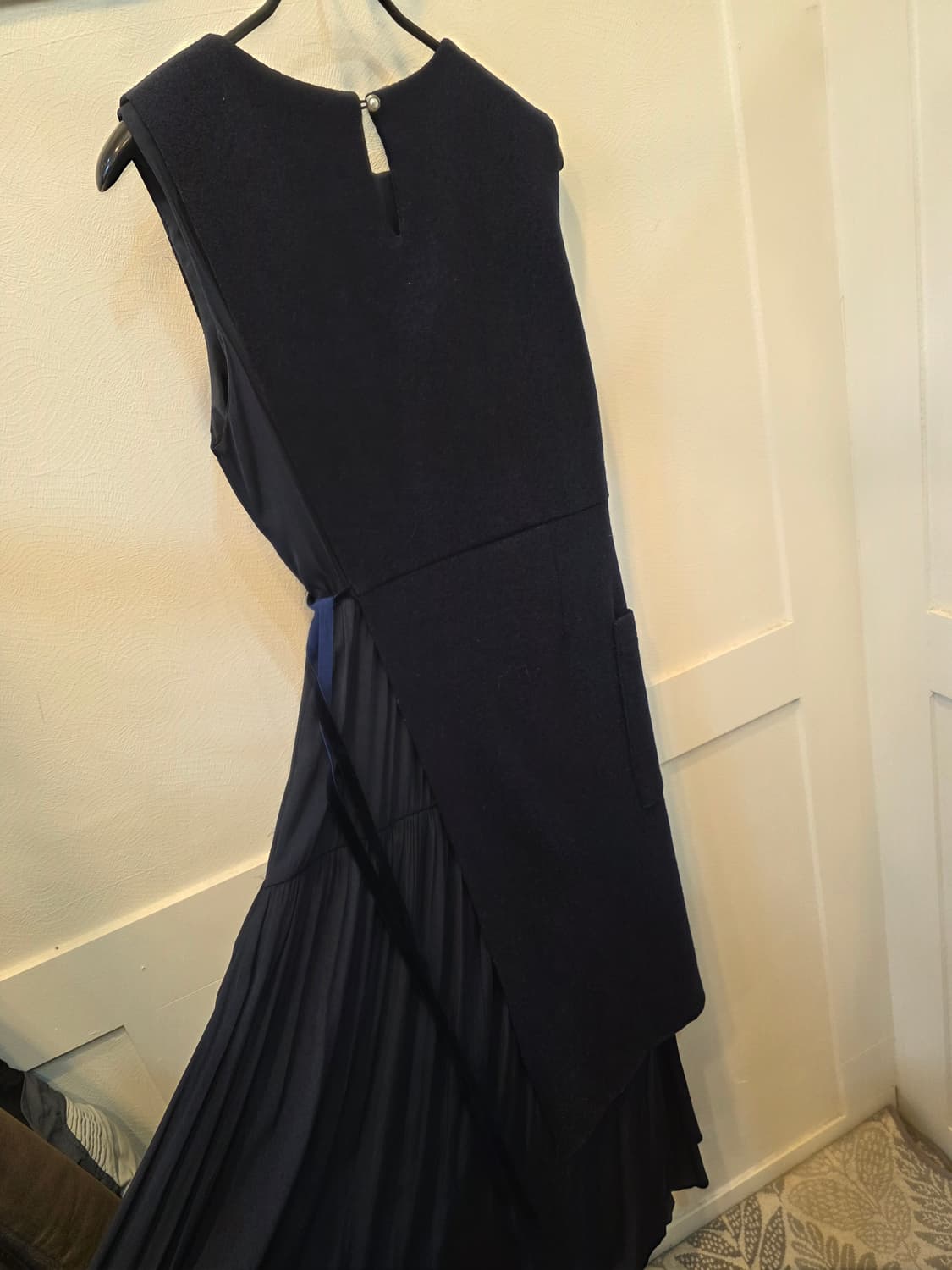 The ilma 네이비울 매칭 주름언발란스 원피스 상품이미지6