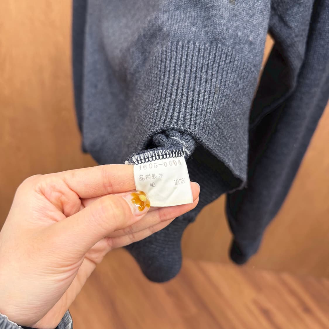 피아스포츠 울 브이넥 니트 포켓 버튼 로고 자수 디테일 차콜 상품이미지8