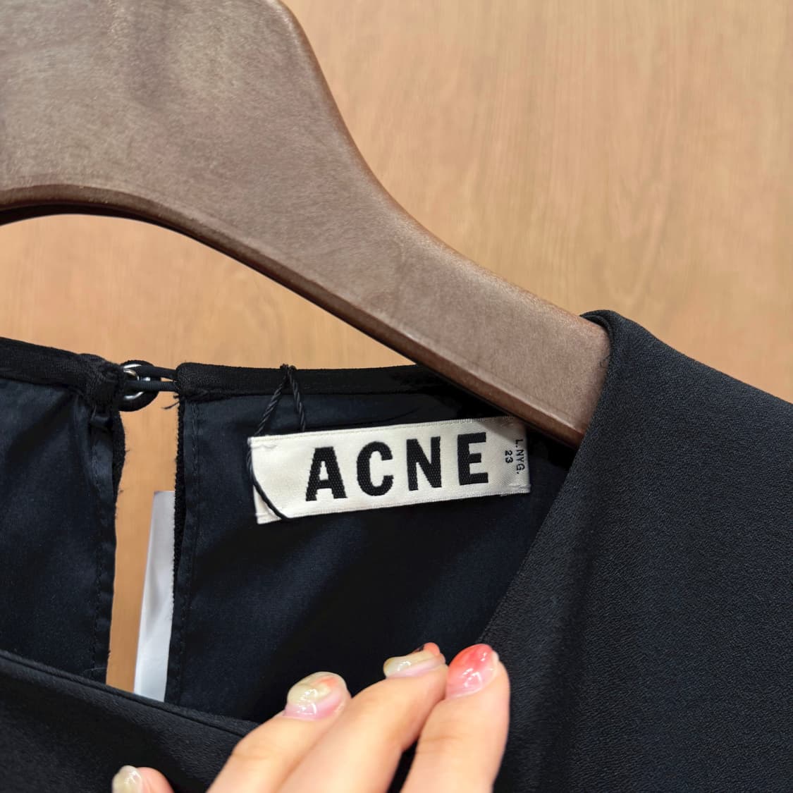 아크네 스튜디오 핀치드 슬리브 미디 원피스 백 슬릿 오픈 디테일 블랙 상품이미지6