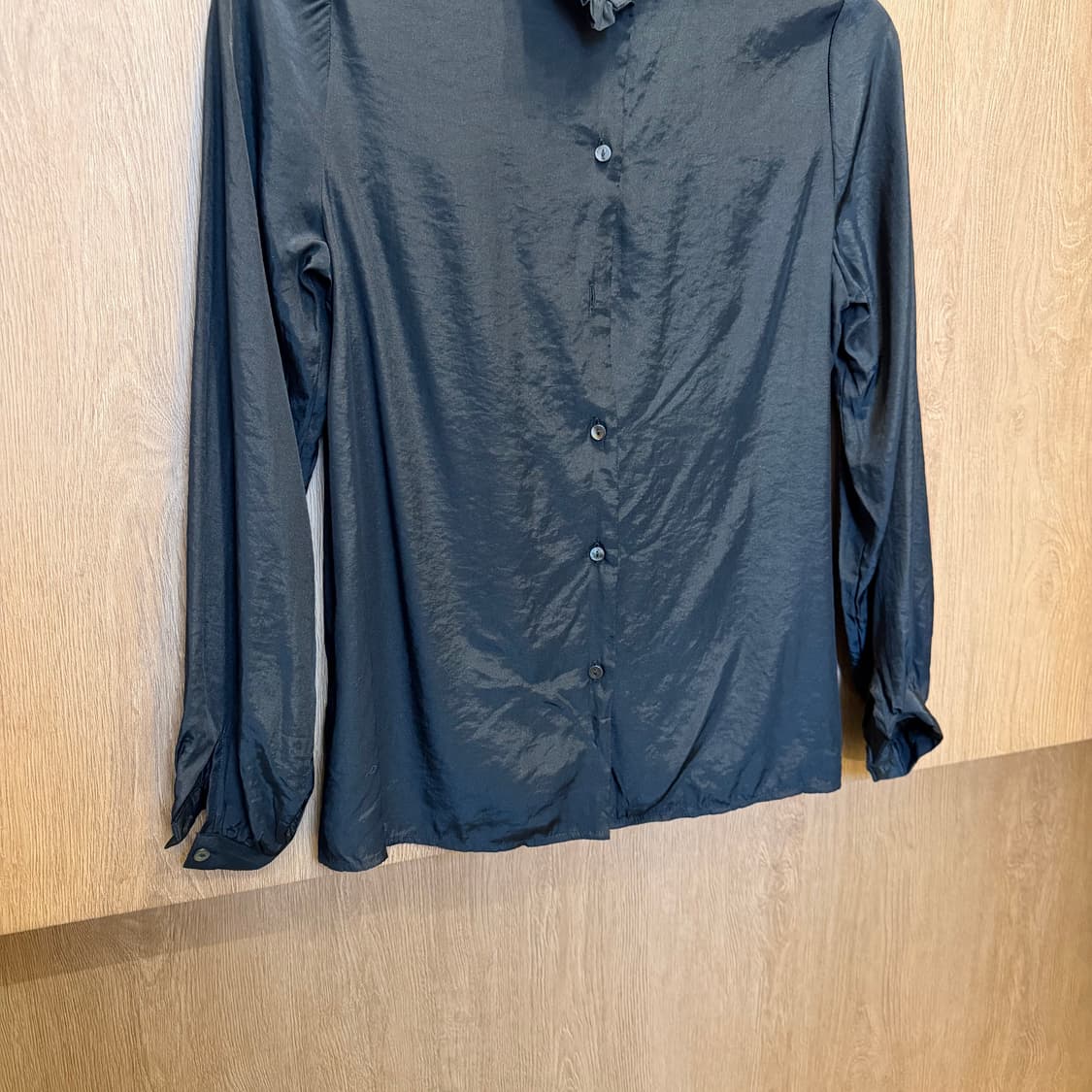 하레 긴팔 블라우스 하이넥 프릴 숄더 셔링 디테일 레귤러핏 블랙 상품이미지4