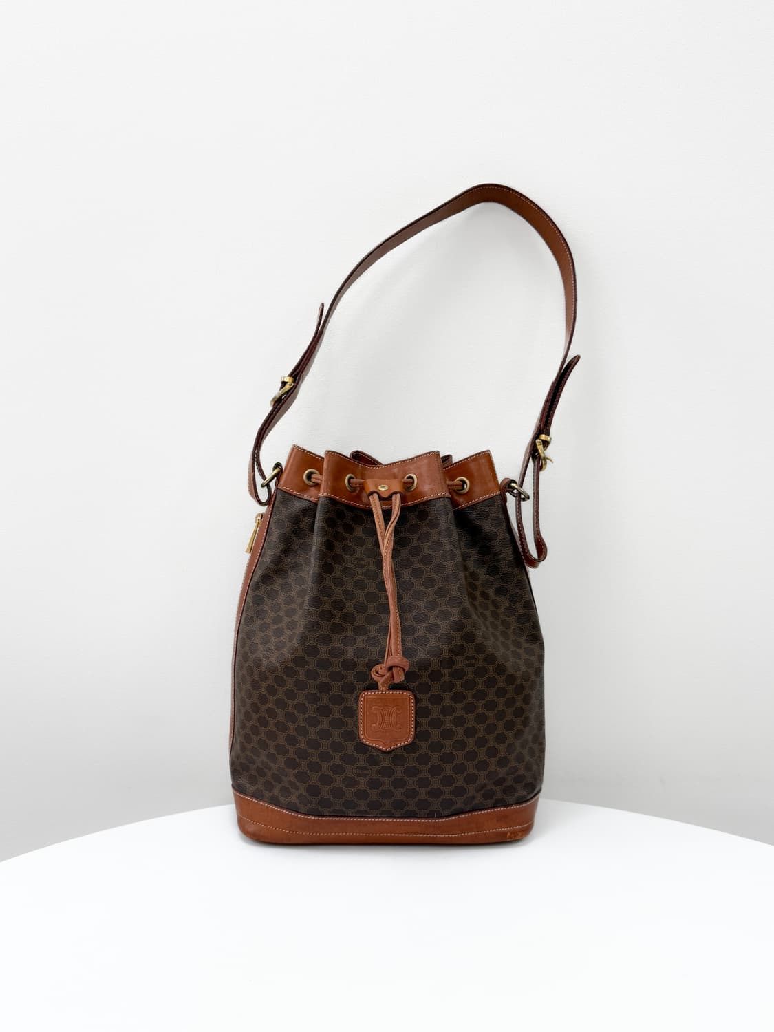 셀린느 마카담 트리오페 드로우스트링 버킷백 상품이미지1