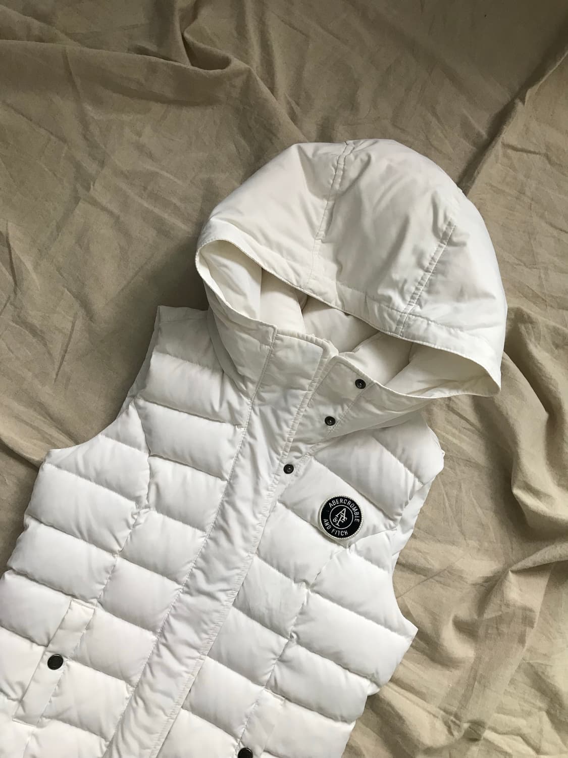 아베크롬비 패치 로고 화이트 후드 패딩 조끼  상품이미지6