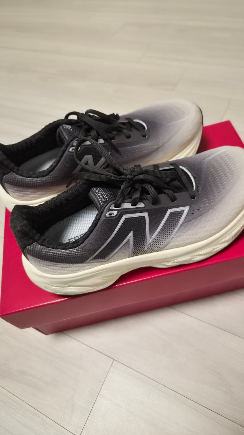 뉴발 1080 240 야외착용 x 풀박 상품이미지1