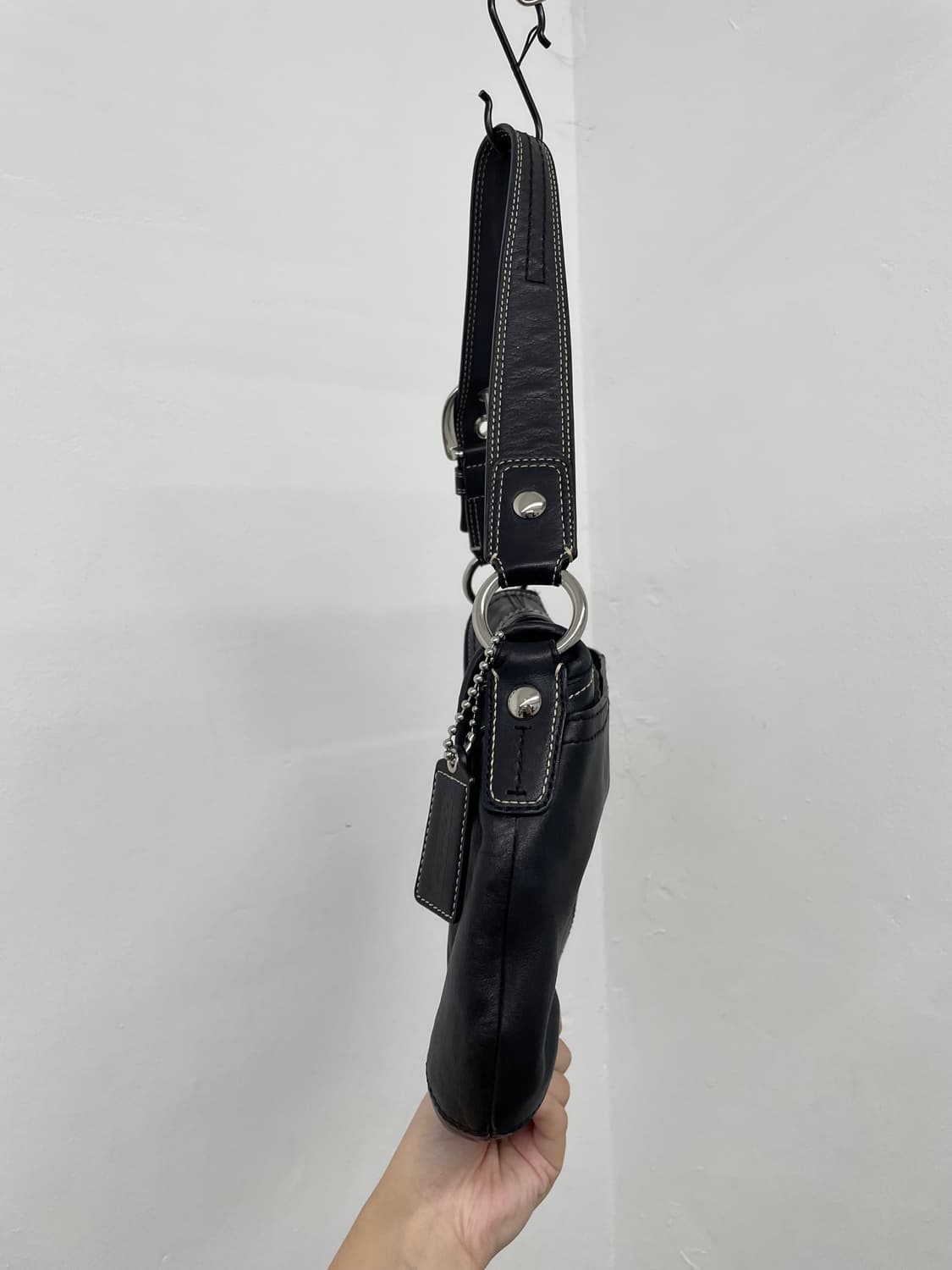 코치 블랙 레더 버클 숄더백 상품이미지6