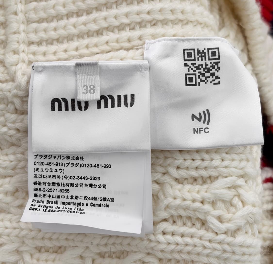 [38] 미우미우 여성 헤비 울 케이블 로고 패치 삼선 라인 니트 가디건 상품이미지8