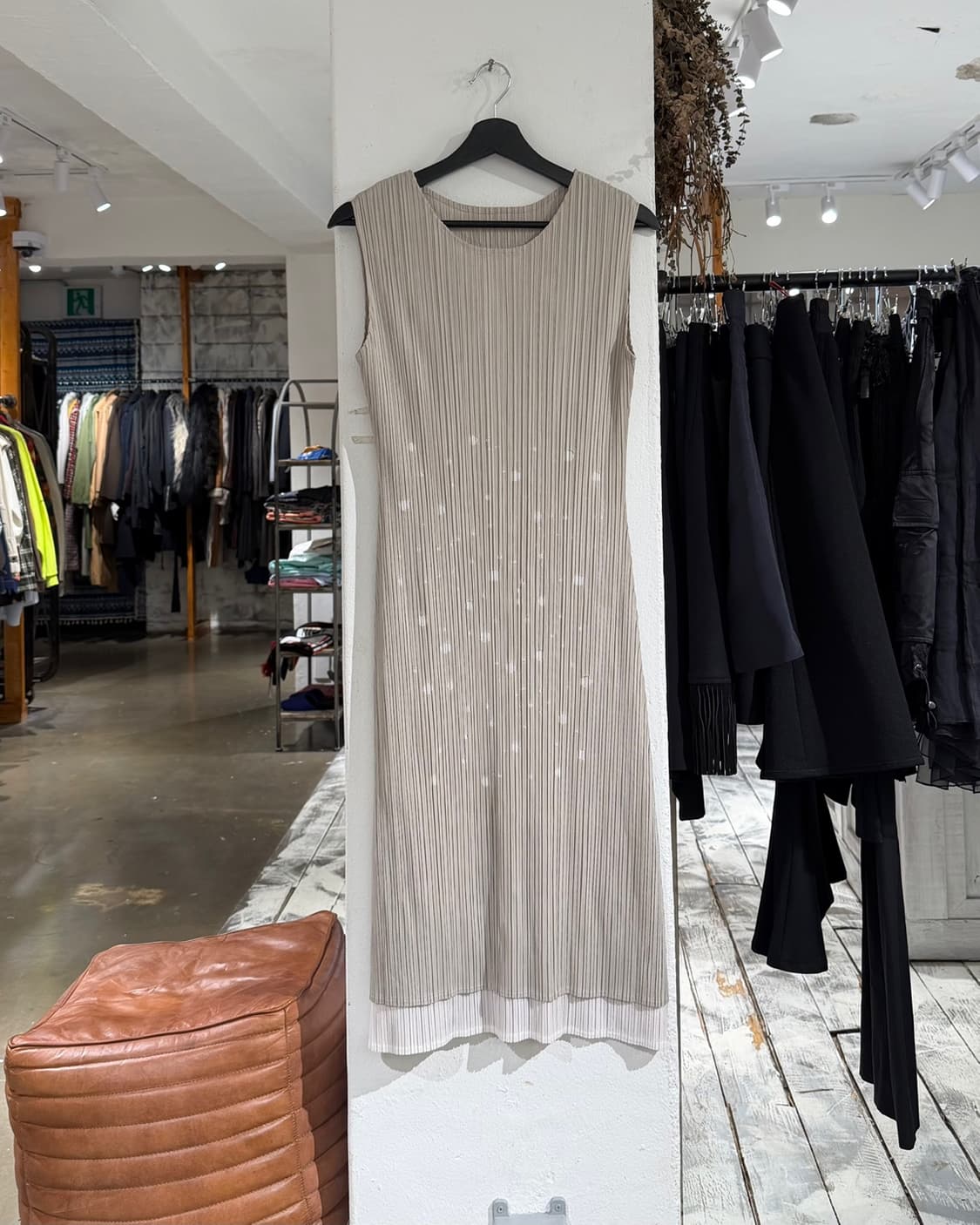 플리츠 플리즈 베이지 퍼포레이션 슬리브리스 드레스 상품이미지1