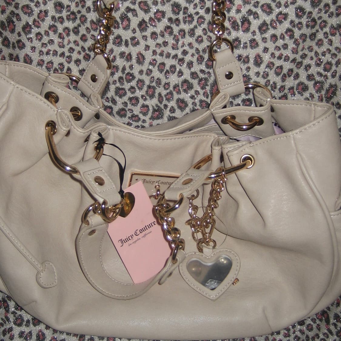 쥬시 꾸뛰르 하트 열쇠 챰 베이지 레더 숄더백 상품이미지3