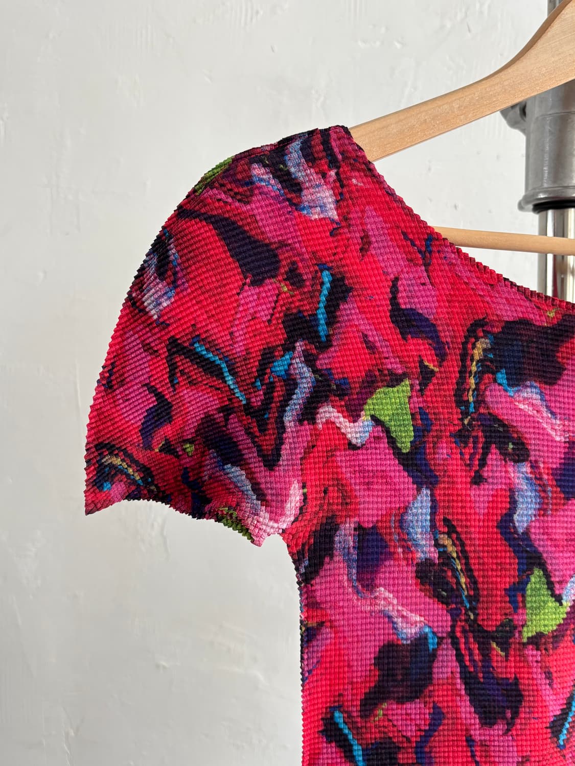 me Issey Miyake me이세이미야케 레드 패턴 플리츠 반팔  상품이미지4