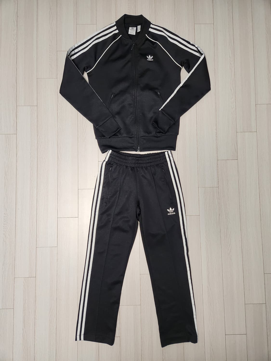 아디다스 블랙 삼선 트레이닝복 상하의 세트xs

아디다스 블랙 삼선 트레 상품이미지1