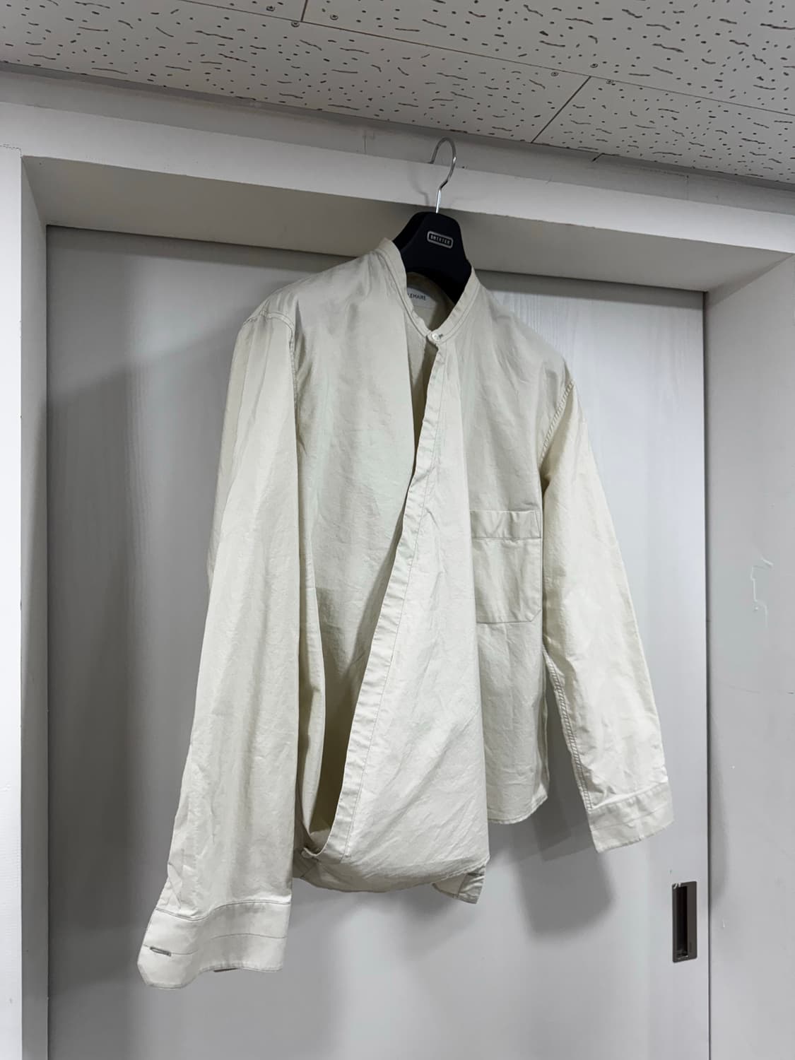 르메르 랩오버 셔츠 라이트 세이지 색상 상품이미지1