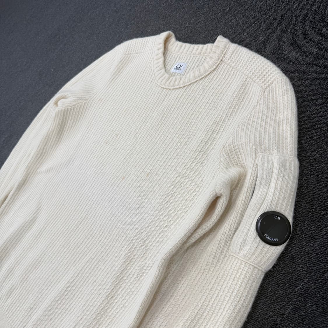 CP컴퍼니 아이보리 렌즈와펜 니트 상품이미지4