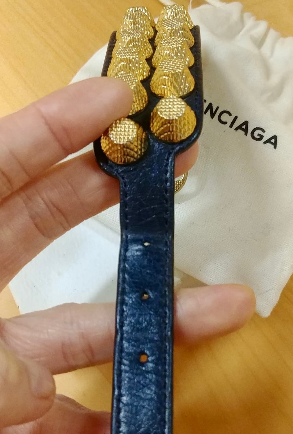 발렌시아가 Balenciaga 자이언트 커프 레더 팔찌 (네이비/골드) 상품이미지7