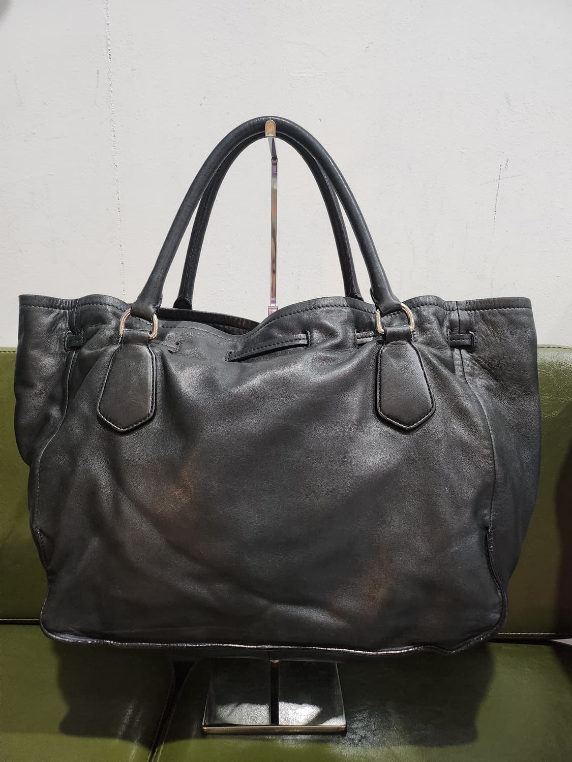 프라다 블랙 레더 토트백 정품 상품이미지3