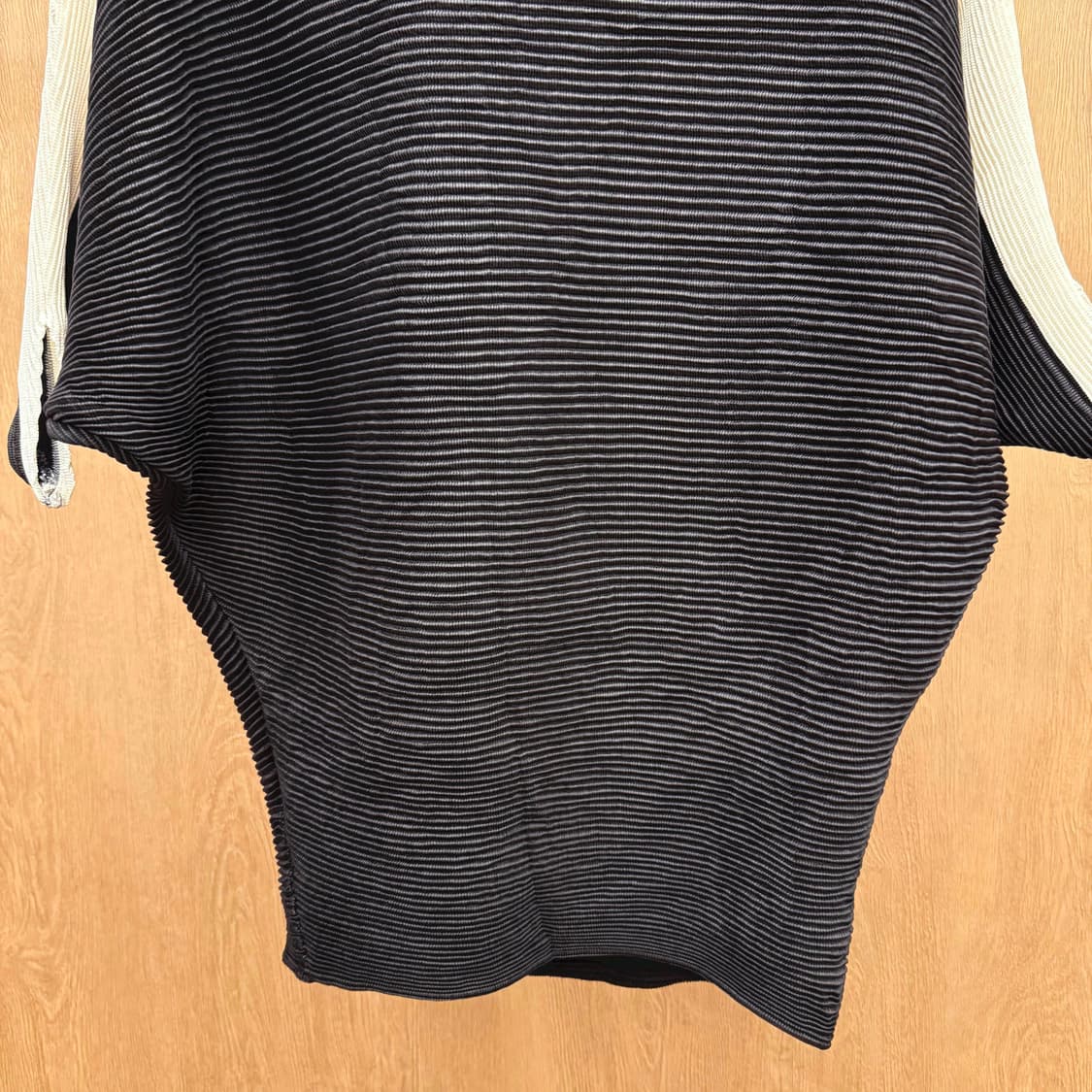 스피치오 플리츠 반팔 티셔츠 배색 디자인 오버핏 블랙 아이보리 상품이미지5