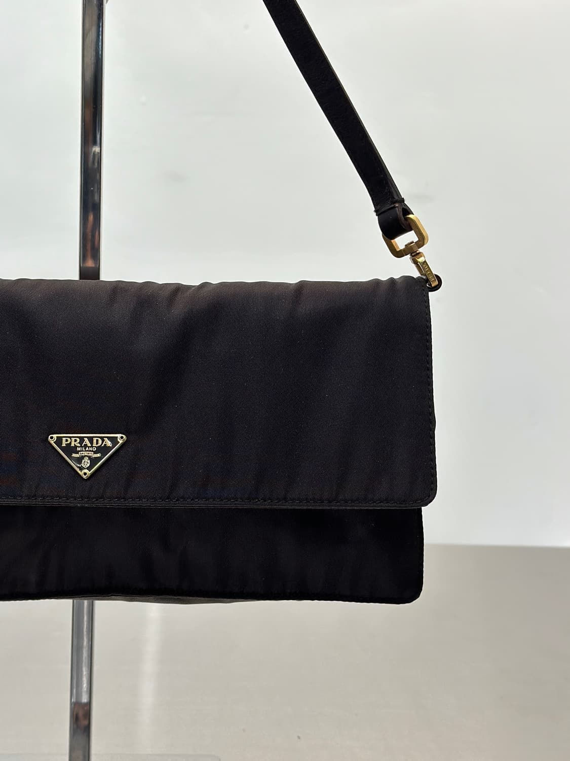 프라다 삼각로고 다크브라운 나일론 플랩 숄더백  상품이미지3