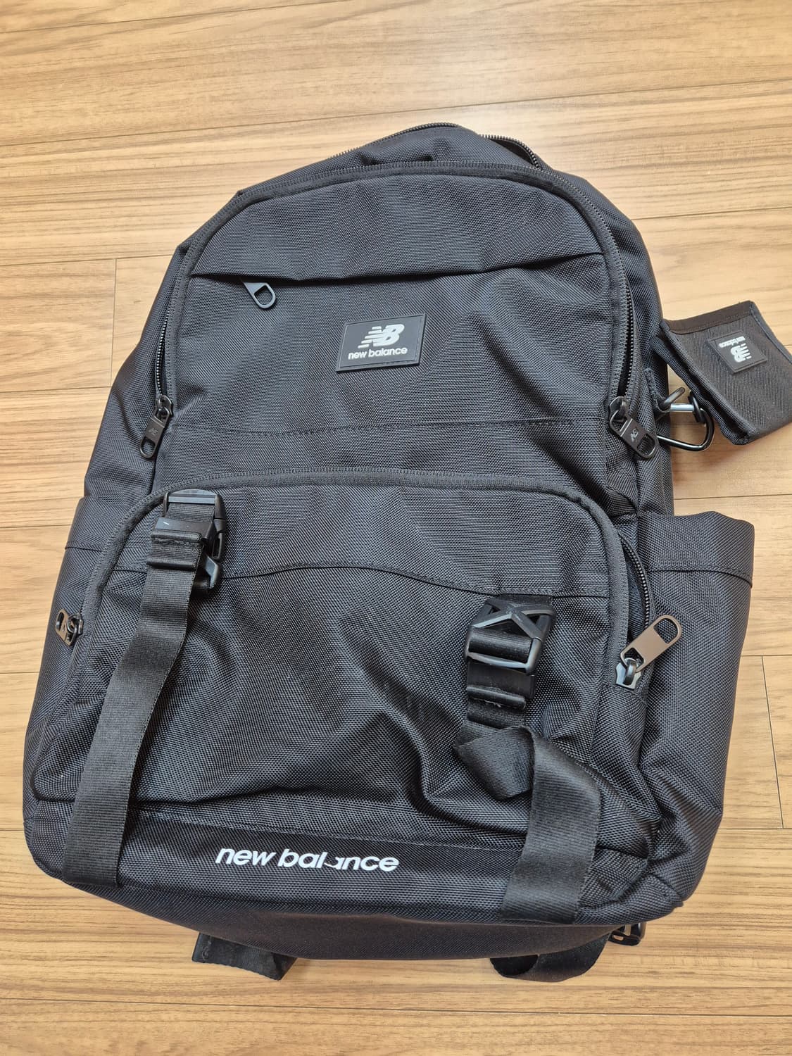 뉴발란스 백팩입니다
- 스타일 번호는 NBGCDSS104-00입니다
-  상품이미지1