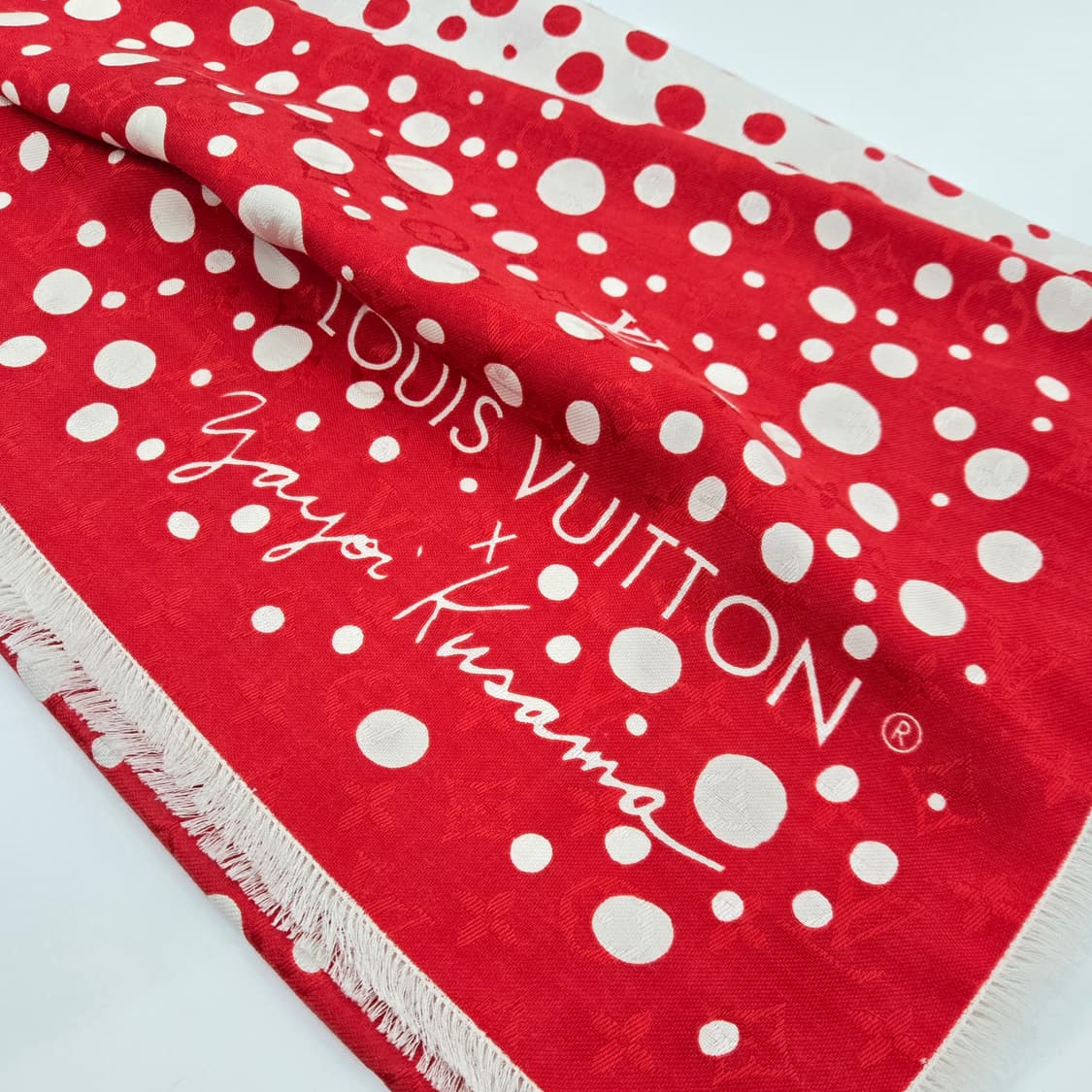 루이비통 쿠사마야요이 모노그램 자이언트 숄 머플러 상품이미지2