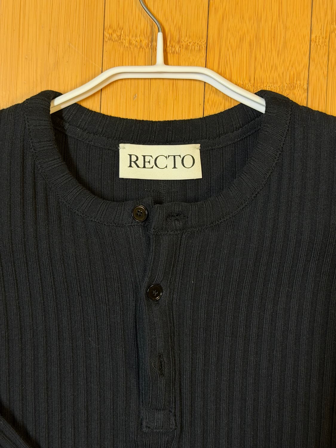 [S] 렉토 자카드 패치 블랙 헨리넥 티셔츠 상품이미지1