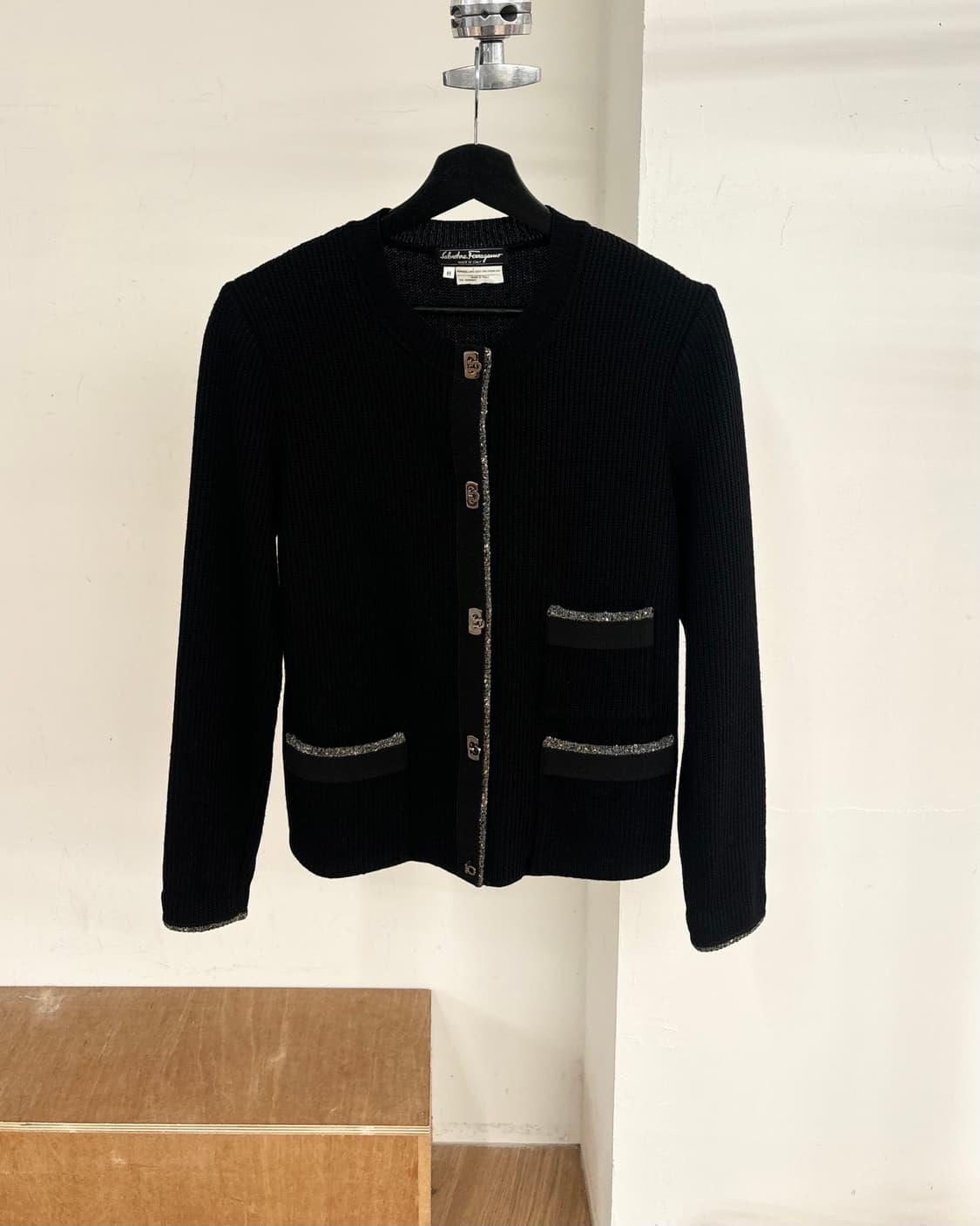 살바토레 페라가모 블랙 라운드넥 실버 포켓 버튼 가디건  상품이미지1