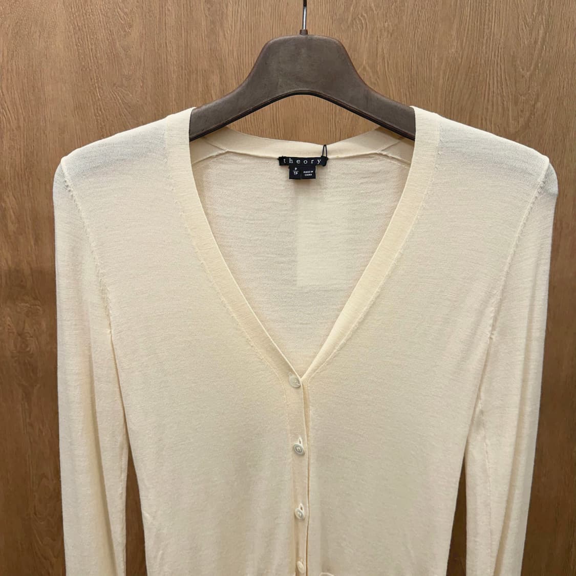 띠어리 울 브이넥 긴팔 니트 가디건 무지 디테일 슬림핏 아이보리 상품이미지4