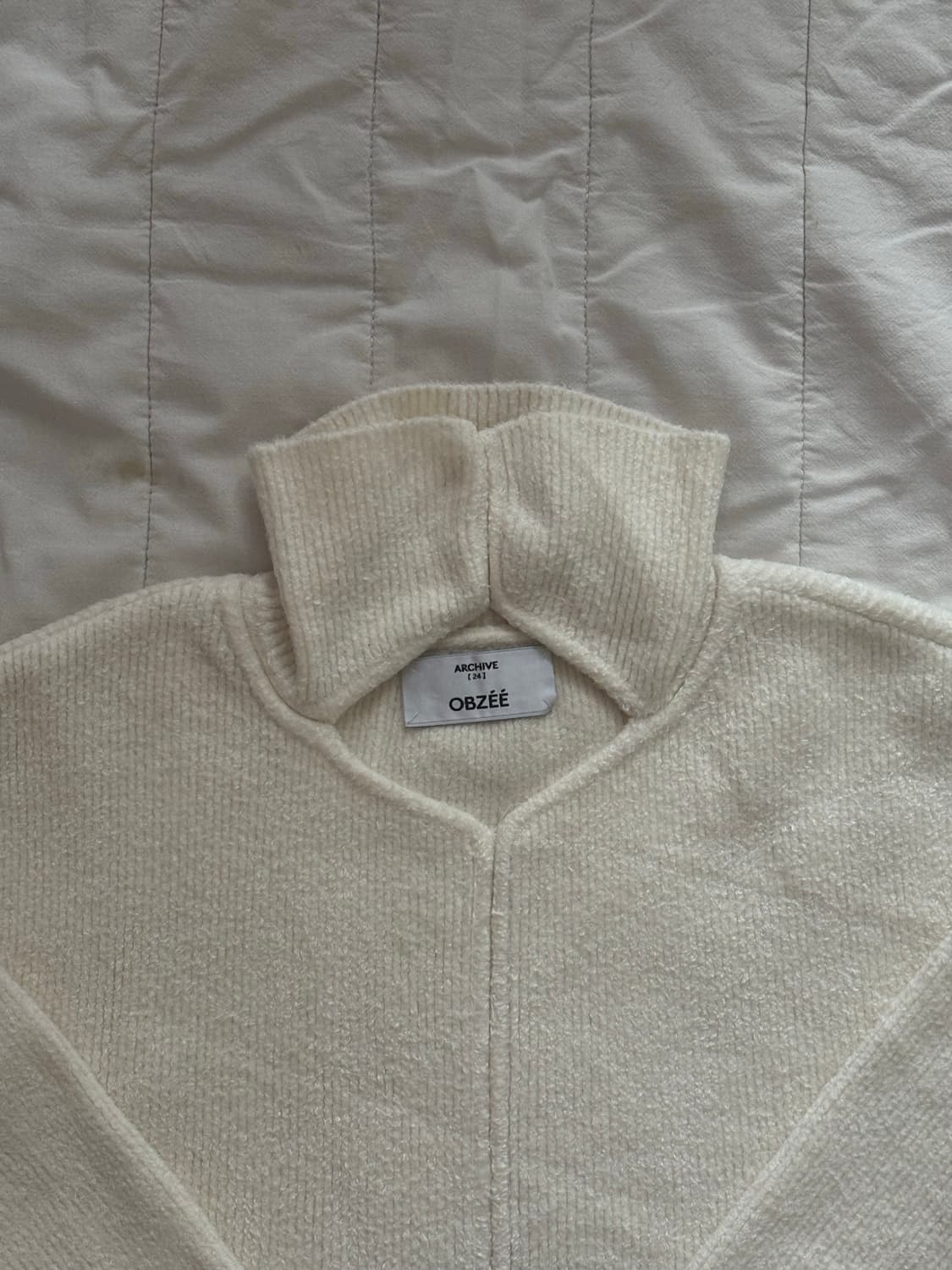 [OBZEE] 한섬오브제 터틀넥 홀 포인트 니트 상품이미지3