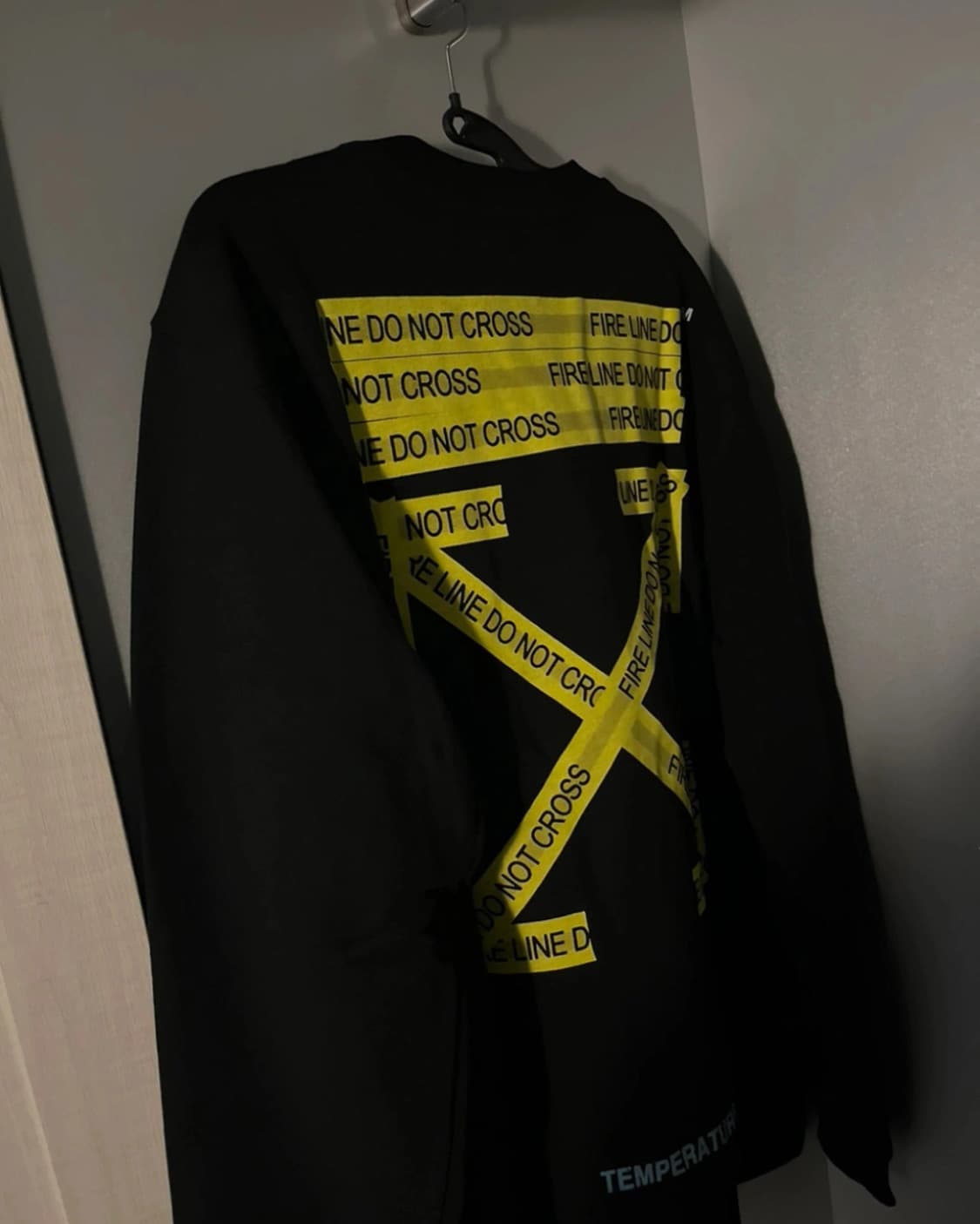 [M] 오프화이트 파이어테이핑 맨투맨 블랙 상품이미지1