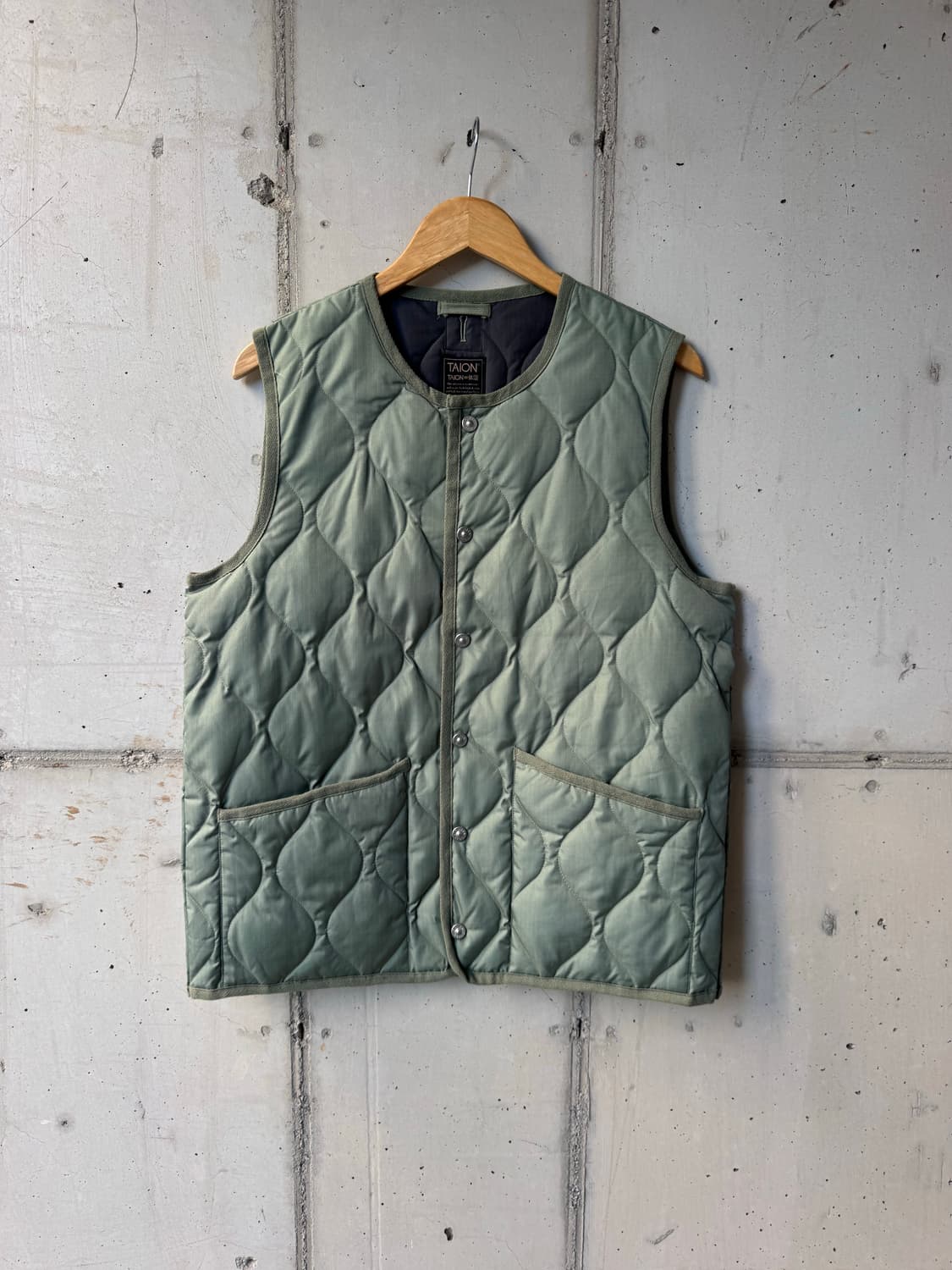 타이온 U-Neck 버튼 베스츠 상품이미지1