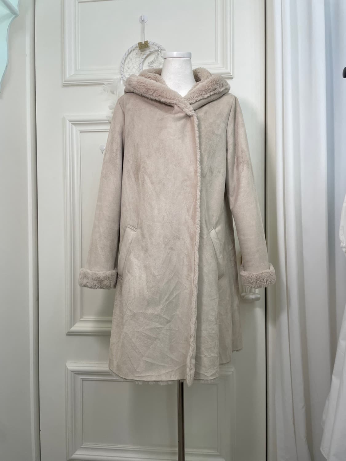 EARTH mute beige hook fur midi shearling 상품이미지1