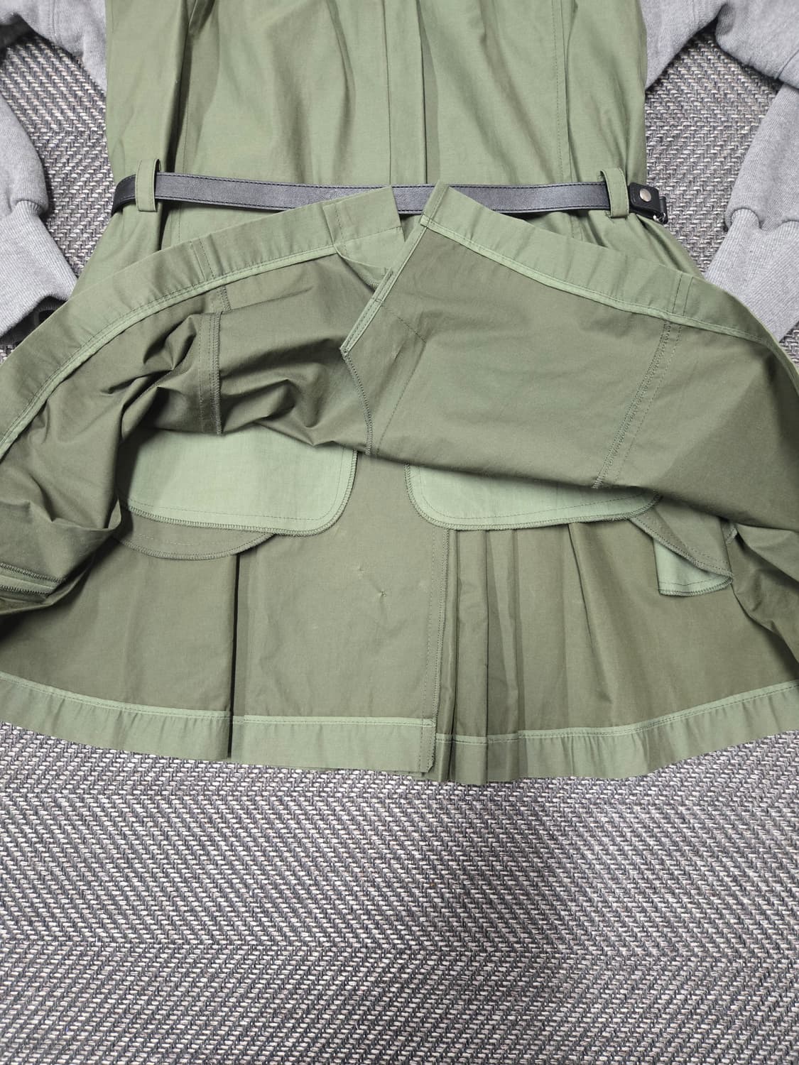 한섬 시스템 22ss SYSTEM  벨트 원피스 카키/회색 상품이미지4