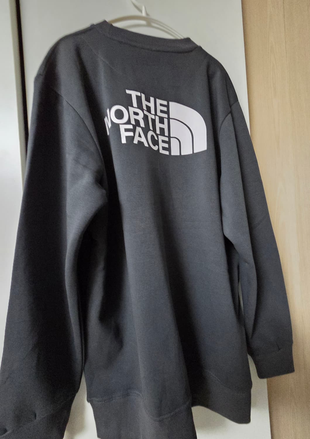 노스페이스 로고 약기모 맨투맨 차콜 상품이미지1