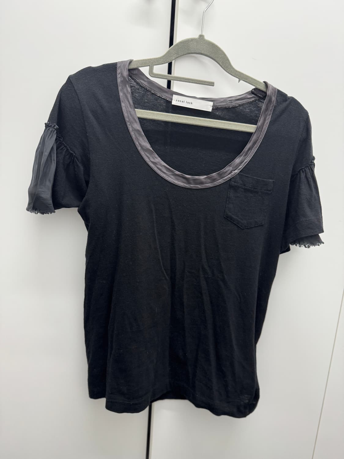Sacai Luck 블랙 반팔 티셔츠 상품이미지5