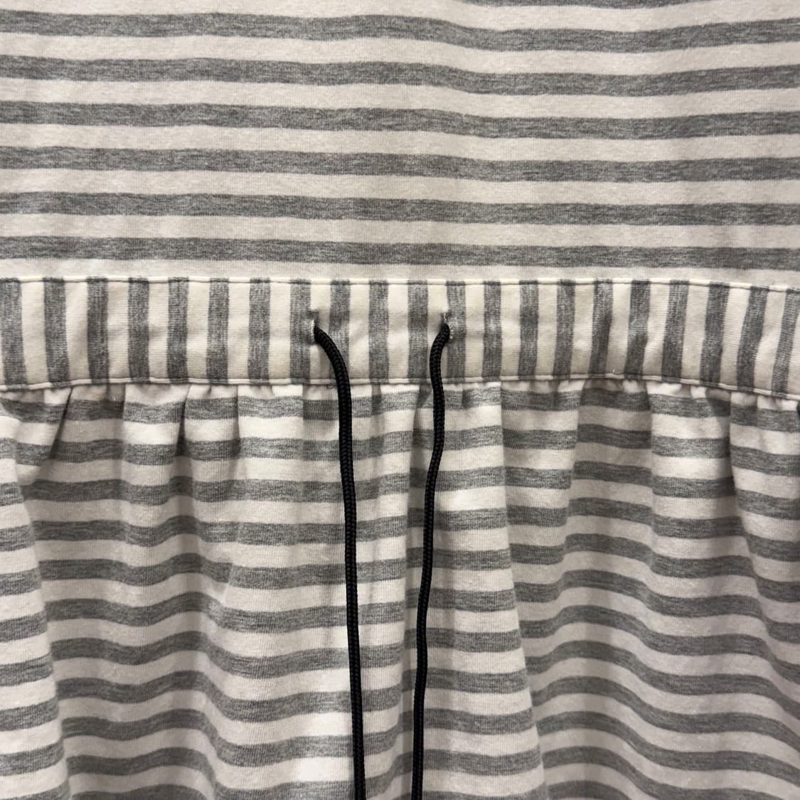 캘빈클라인진스 스트라이프 브이넥 반팔 티셔츠 프릴 밑단 레이어드 그레이 상품이미지6