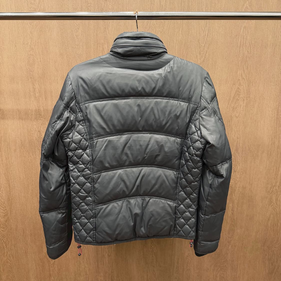 디젤 하이넥 패딩 자켓 퀄팅 패널 로고 패치 밑단 스트링 디테일 차콜 상품이미지3