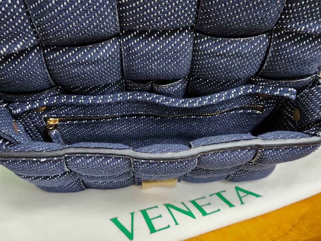 보테가베네타 데님 패딩 카세트백 상품이미지4