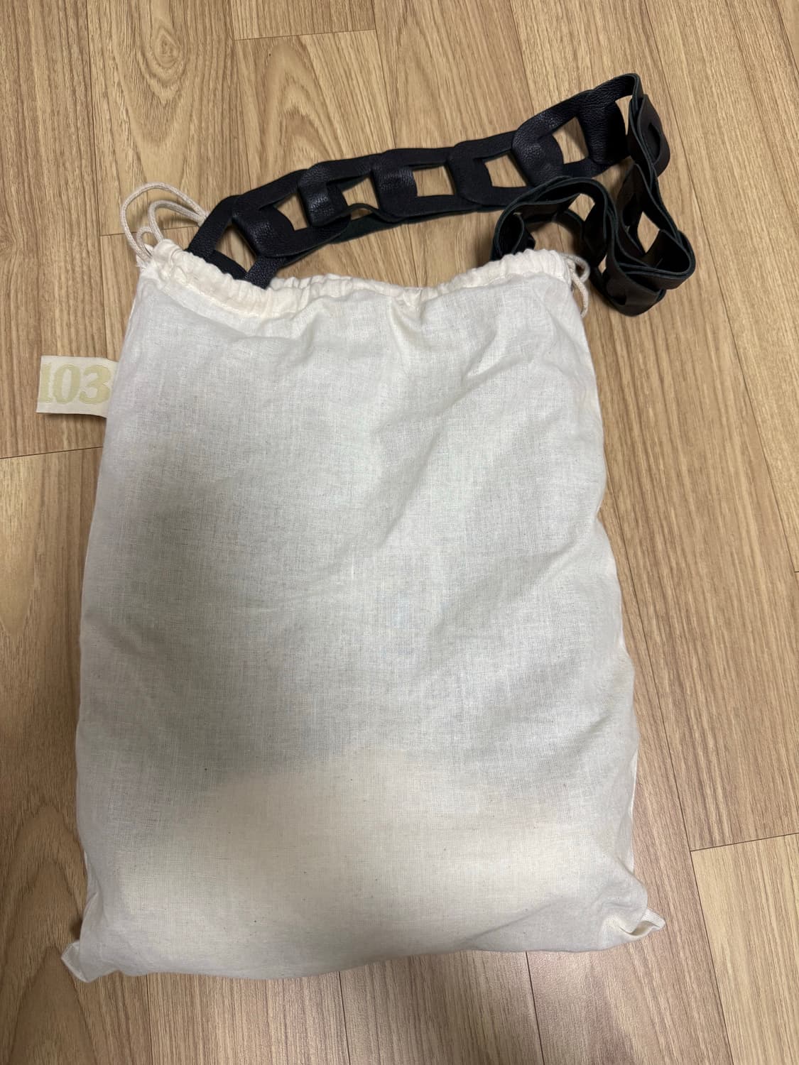 [m] sc103 x ssense 링크 레더 백 올블랙 상품이미지5