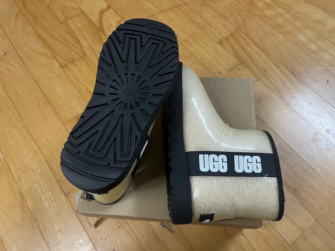 (새상품) 어그 클래식 클리어 미니 부츠 네츄럴 블랙 230 상품이미지5