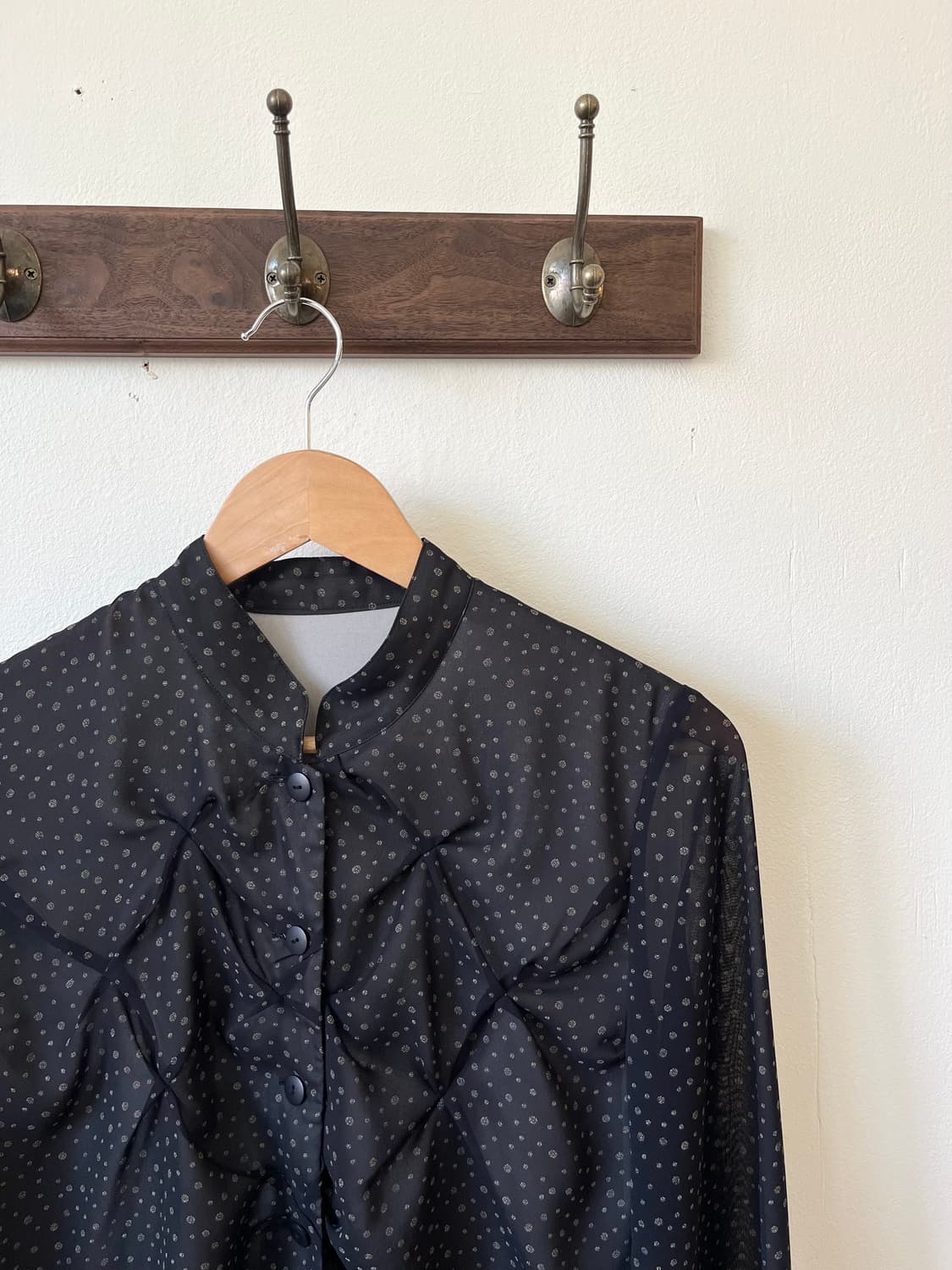 LA FEMME GUERRIERE 셔링 도트 블라우스 상품이미지3