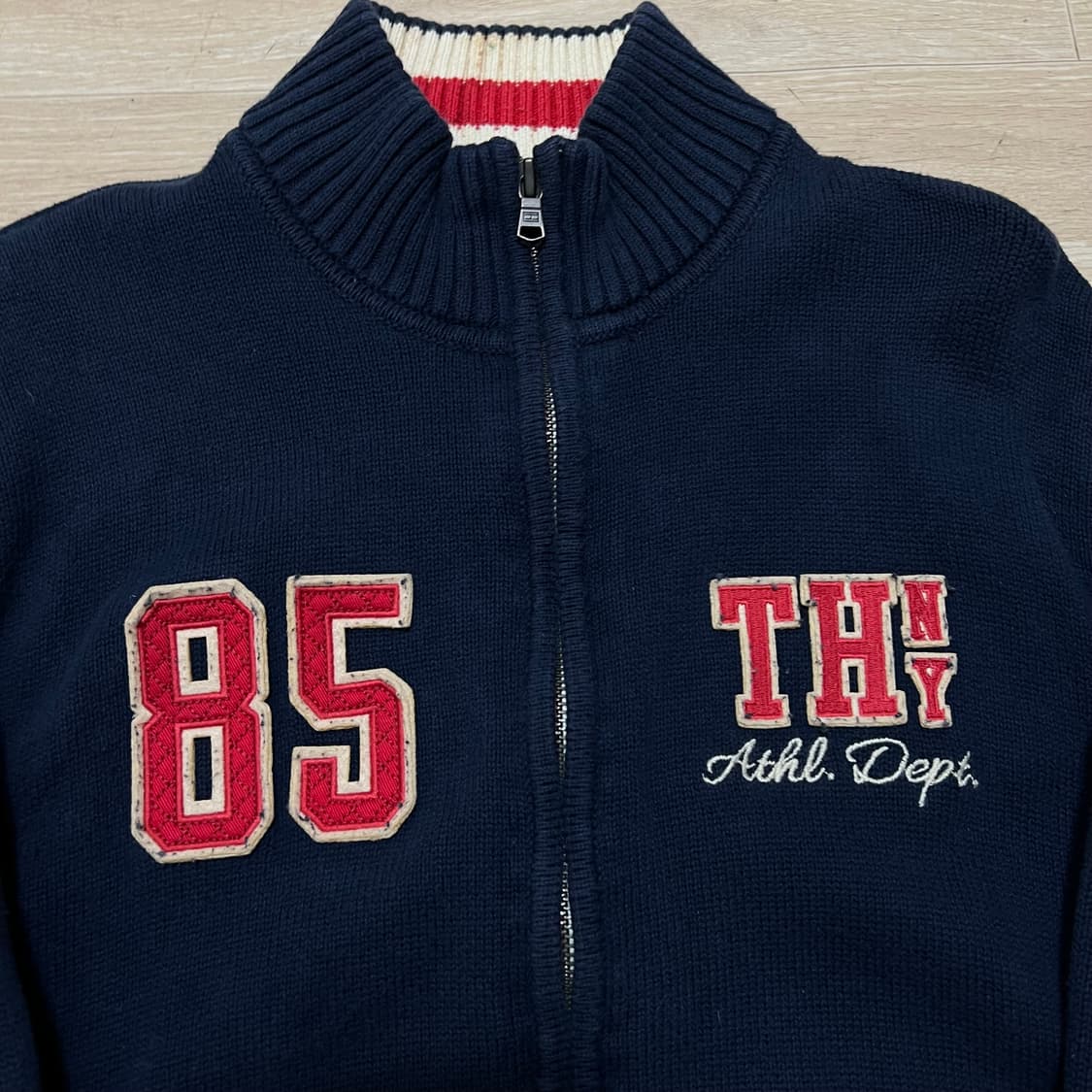 타미힐피거 빅로고 자수 패치 하이넥 니트집업 [네이비] S/90 상품이미지4