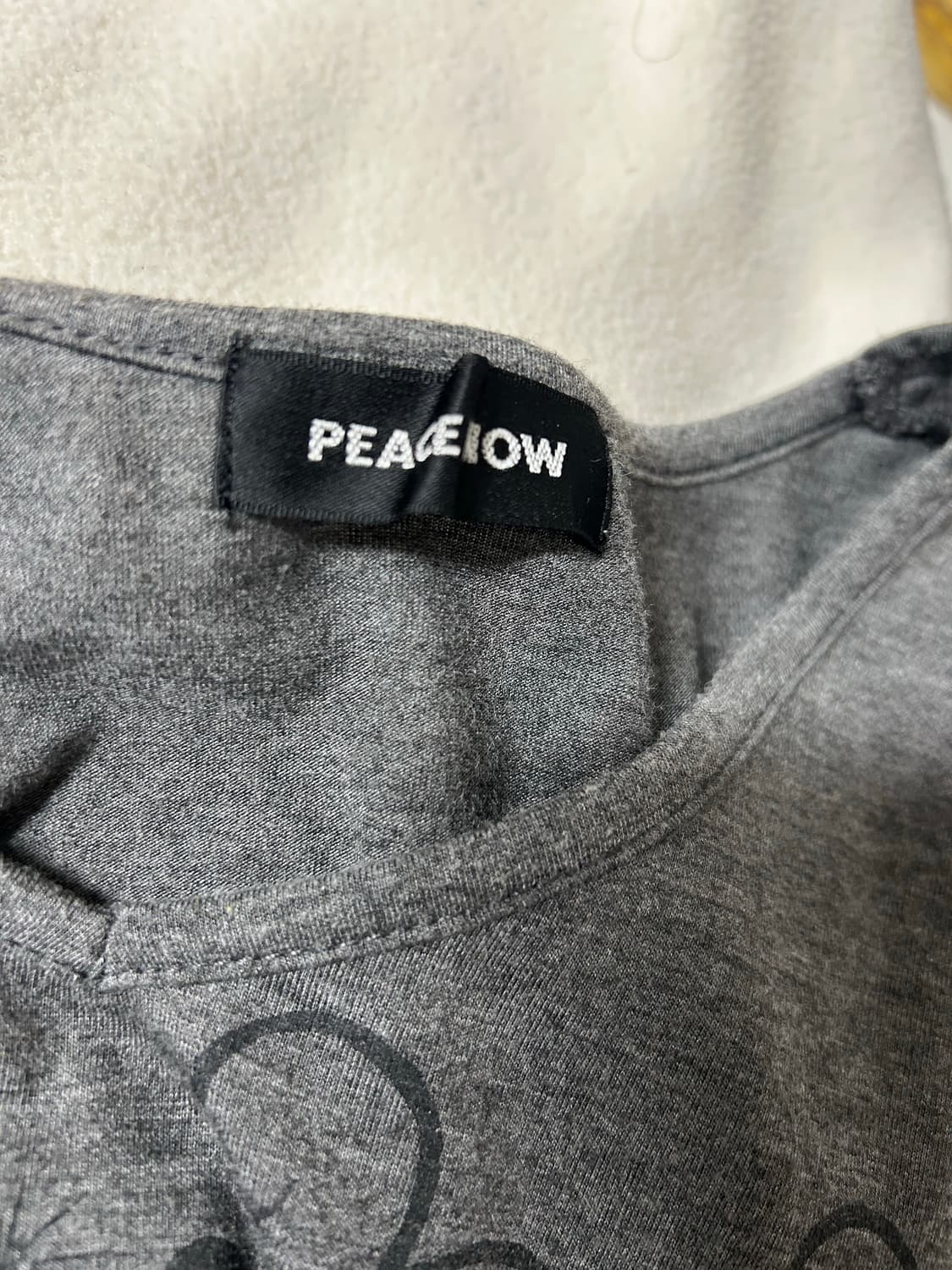 Peace now 피스나우 슬림핏 언발 셔링 나비 프린팅 탑 상품이미지4