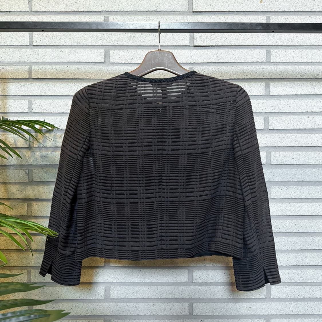 폴스튜어트 시스루 엠보싱 니트가디건 히든후크 텍스처 위빙 디테일 블랙 상품이미지3