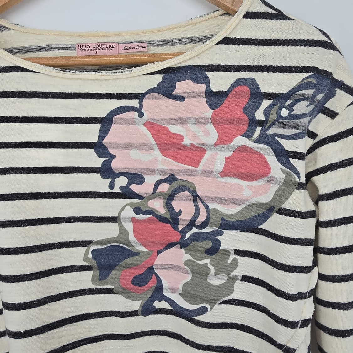 JUICY COUTURE 언발 스트라이프 플라워 크롭 티 (빈티지 무드) 상품이미지5