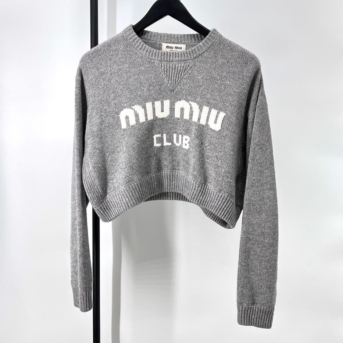 [38사이즈] 미우미우 로고 크롭 캐시미어 니트 그레이 (MML664) 상품이미지1