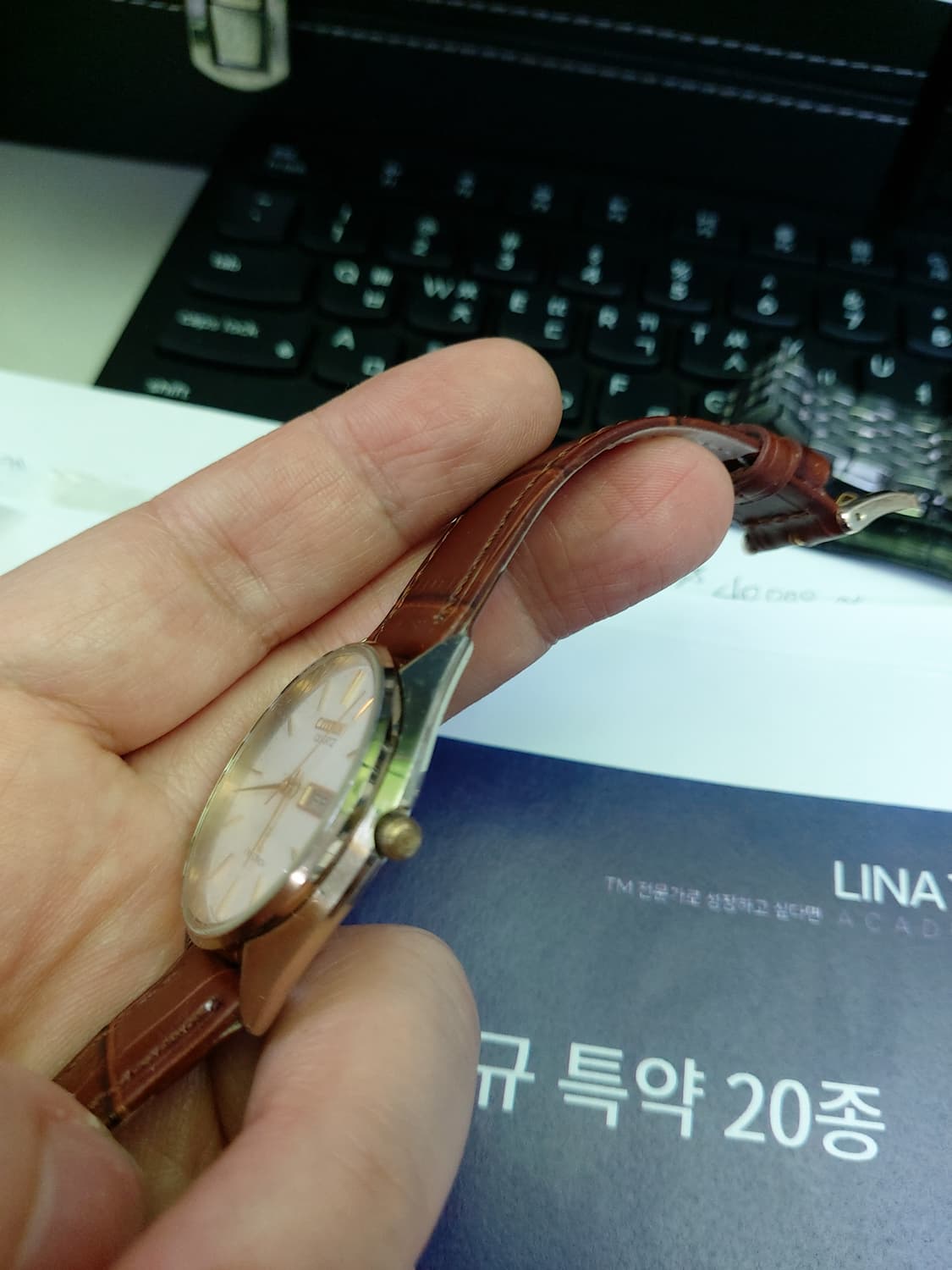 시티즌 크라이스트론 쿼츠 가죽 시계 상품이미지2